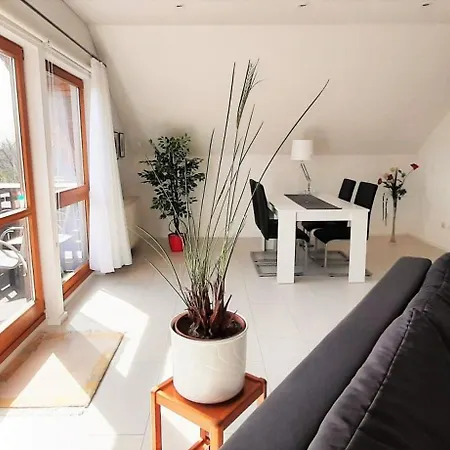 Dachgeschosswohnung Apartment *